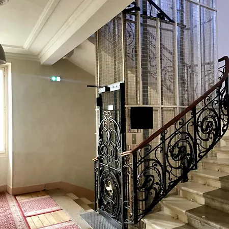 아파트 Small In An Old Palace In