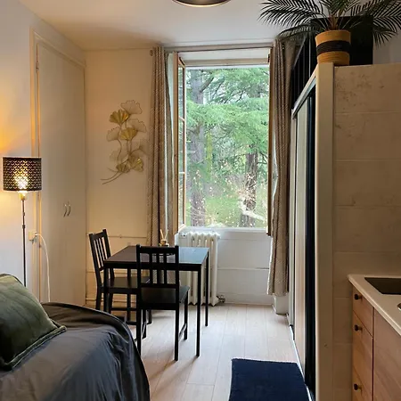 아파트 Small In An Old Palace In *