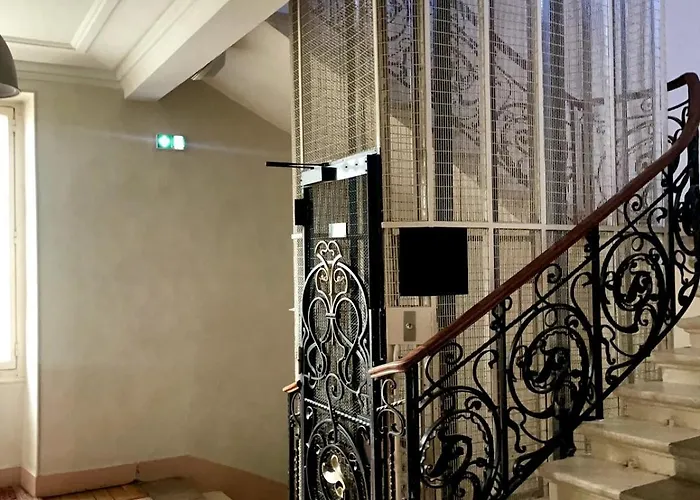 아파트 Small In An Old Palace In