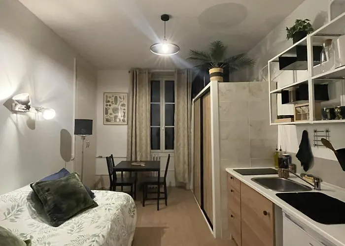 Small In An Old Palace In * 엑스레뱅