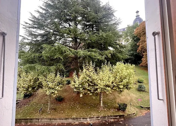 Small In An Old Palace In Appartement